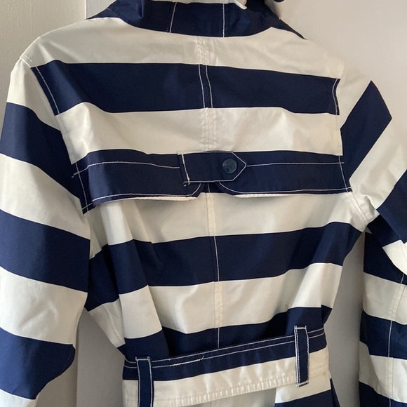 Helly Hansen women’s Lyness striped rain coat. Navy and white striped. - Picture 7 of 8